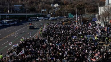 South Korea में राजनीतिक संकट लगातार गहराता जा रहा है। देश के एक प्रमुख नेता यून सुक-योल (Yoon Suk-yeol) पर कई गंभीर आरोप लगे हैं।