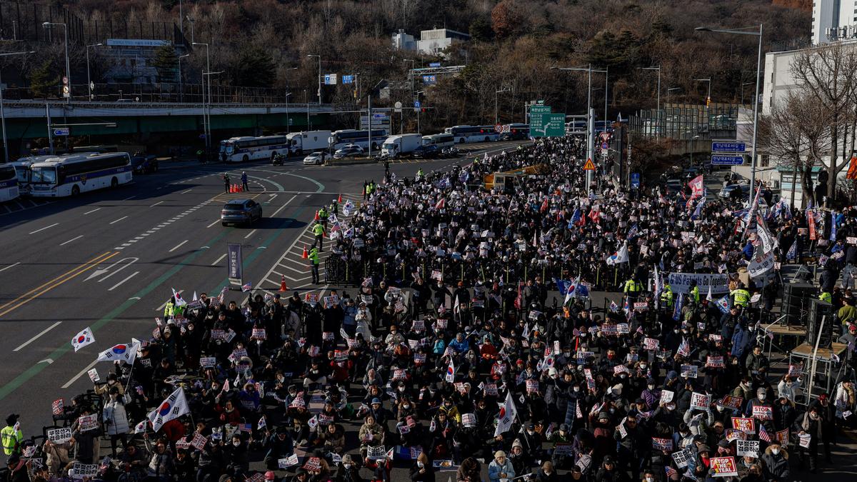 South Korea में राजनीतिक संकट लगातार गहराता जा रहा है। देश के एक प्रमुख नेता यून सुक-योल (Yoon Suk-yeol) पर कई गंभीर आरोप लगे हैं।